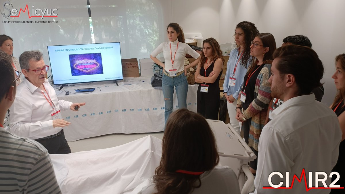 semicyuc's tweet photo. El Grupo de Trabajo de Formación y Simulación Clínica de la SEMICYUC lleva a cabo un taller en el curso #CIMIR2 en el que los residentes deben resolver tres casos clínicos con problemas respiratorios. Pedir pruebas, comprobar el material, tranquilizar al paciente... no pueden dejar nada al azar. Este taller cuenta con la colaboración de Chiesi y nuestros R2 lo finalizan con un debriefing en el que analizan cada detalle. ¡Gracias por vuestro entusiasmo!