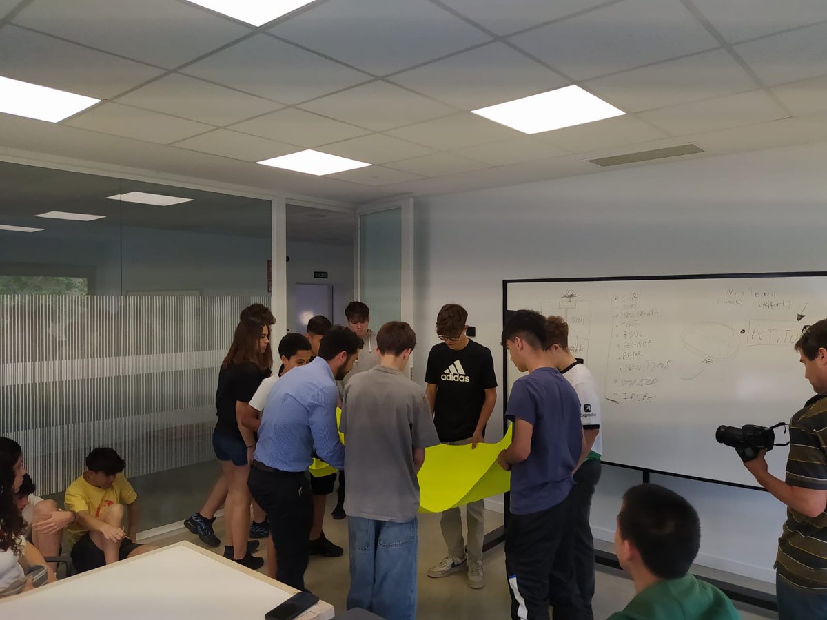 Alumnes de 3r d'ESO del Col·legi #Servator visiten #APRESLAN, especialistes en tintures i acabats tèxtils, en el marc del projecte #DespertemVocacions de futur.

El seu director, Víctor Alentorn, explica l'activitat de l'empresa i el context geogràfic i històric en què es dona.