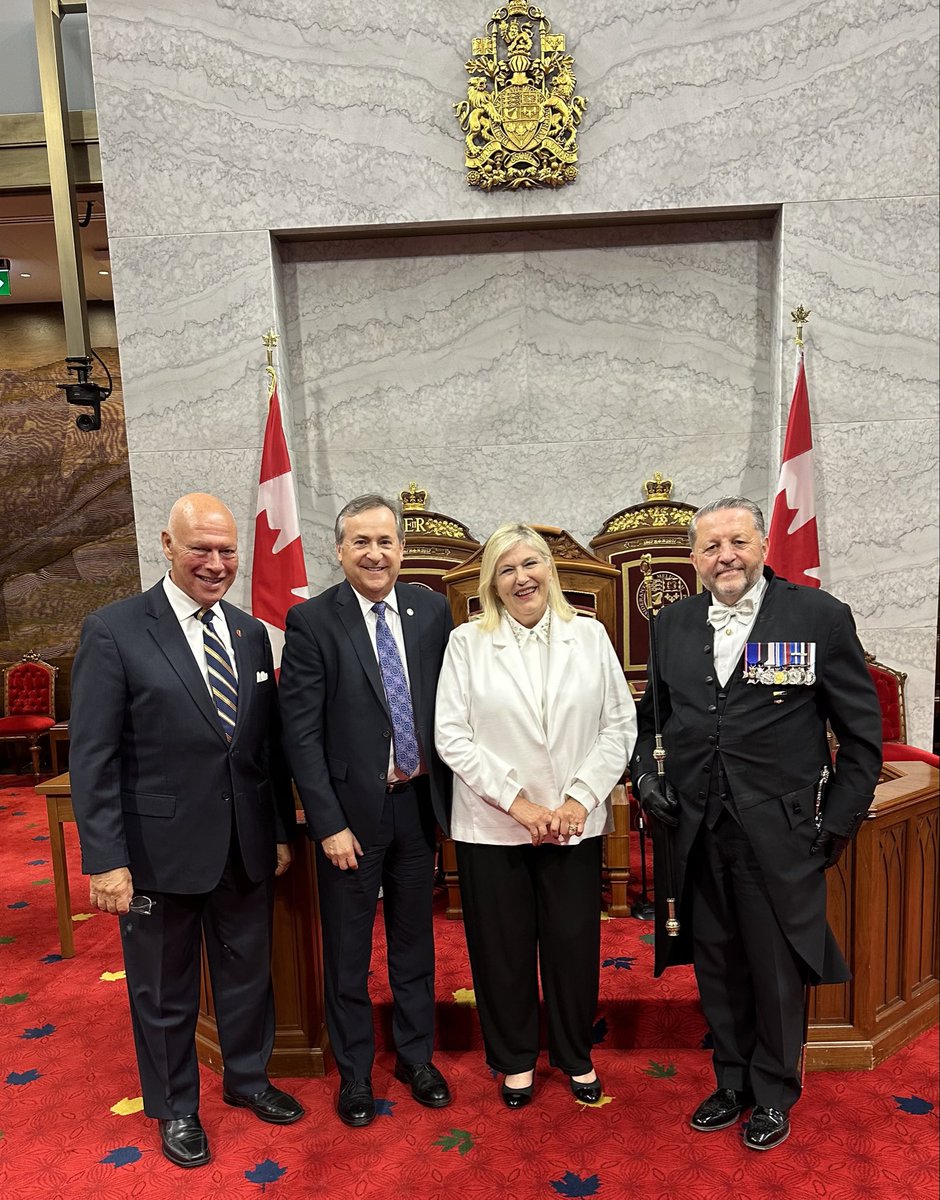 Le 24 mai, j’ai eu le plaisir d’accueillir au Sénat la comédienne et animatrice Danielle Ouimet et de souligner ses accomplissements dans le paysage culturel du Québec. Sur la photo, Madame Ouimet est accompagnée du huissier au bâton noir et d’André Lepage. #SenCa