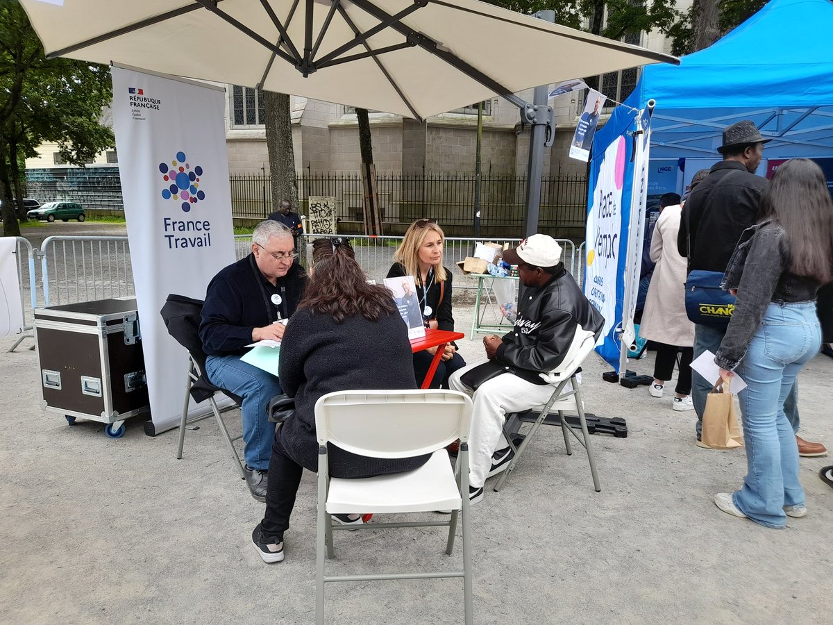 🔵En direct de la Place de l'emploi de #Nantes. Recrutement, conseils, informations et un fil rouge : l'#emploi. Venez nous rencontrer cours Saint Pierre, jusqu'à 17h !
