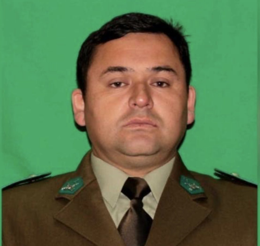 ClaudioCrespoG's tweet image. Un día como hoy, en el año 2021,
fue asesinado el Sgto 1 Francisco Benavides García QEPD, de dotación de la 2da. Comisaría de FFEE de Pailahueque, en una emboscada terrorista en la localidad de Ercilla.

Honor y Gloria a los que por la Patria mueren.