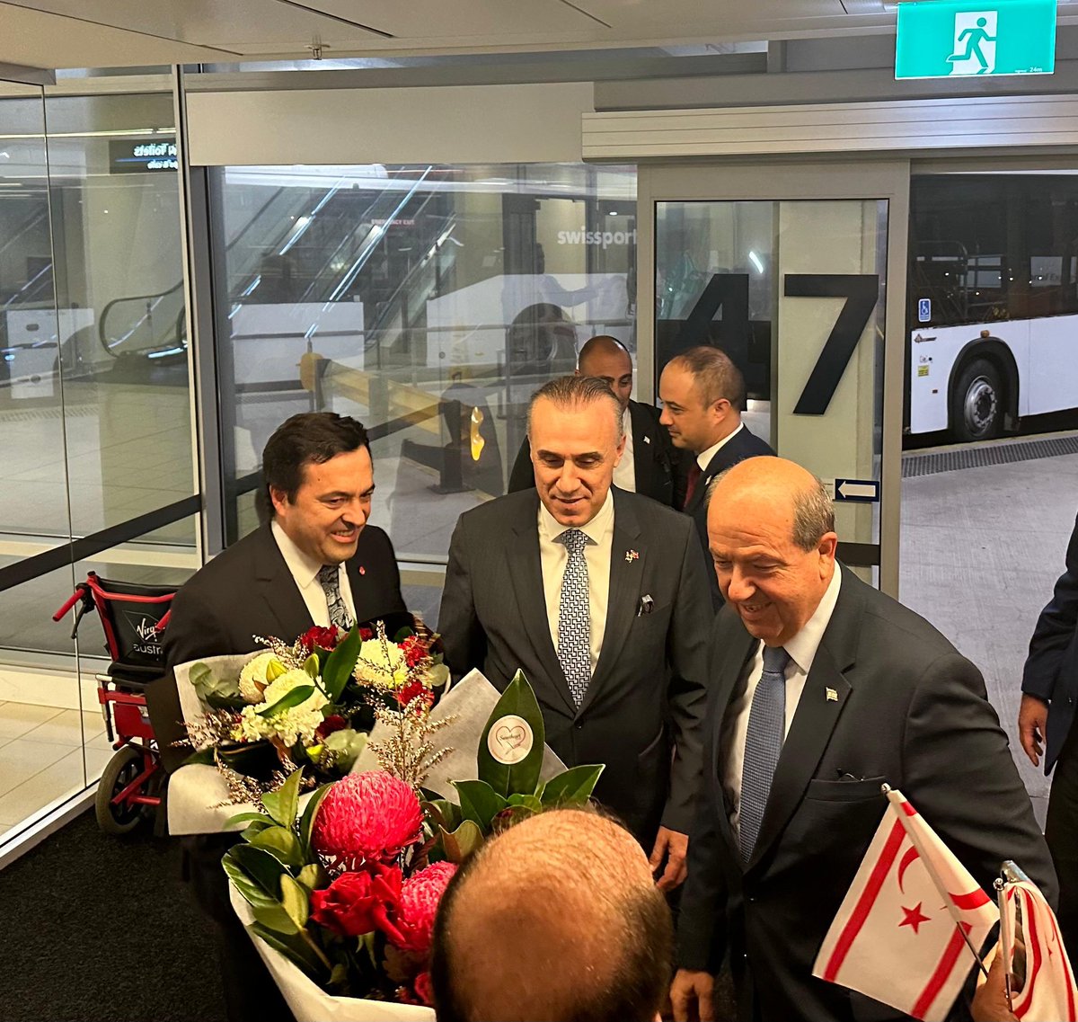 TC_SidneyBK's tweet photo. Kuzey Kıbrıs Türk Cumhuriyeti Cumhurbaşkanı Sayın @ErsinrTatar Avustralya ziyareti çerçevesinde Sidney Havalimaninda coşkuyla karşılanmıştır. https://t.co/da7IADEgOM