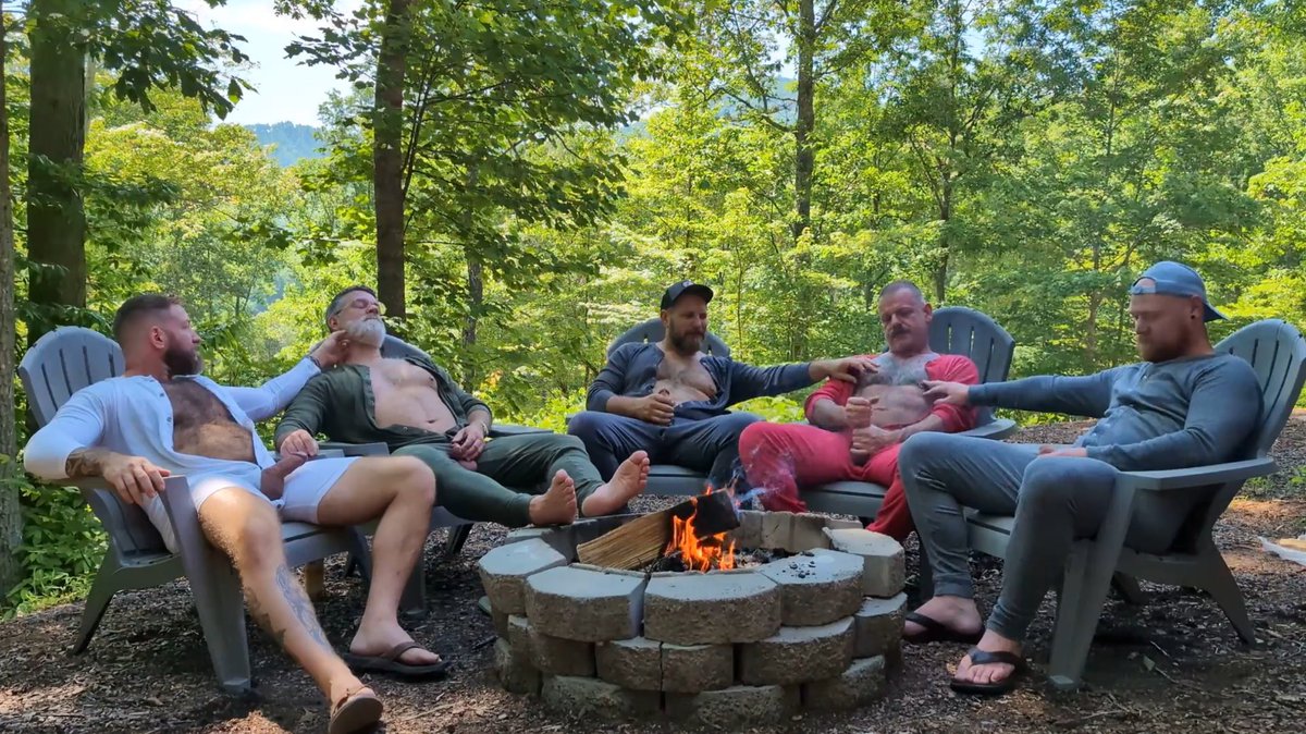 DadNxt's tweet photo. You’re going to want to see what these bears do in the woods.  

@JohnDutchxxx @bearfoothunter1 @Seattle_Dad @TheLoganStanley https://t.co/2XV2oQSzC5