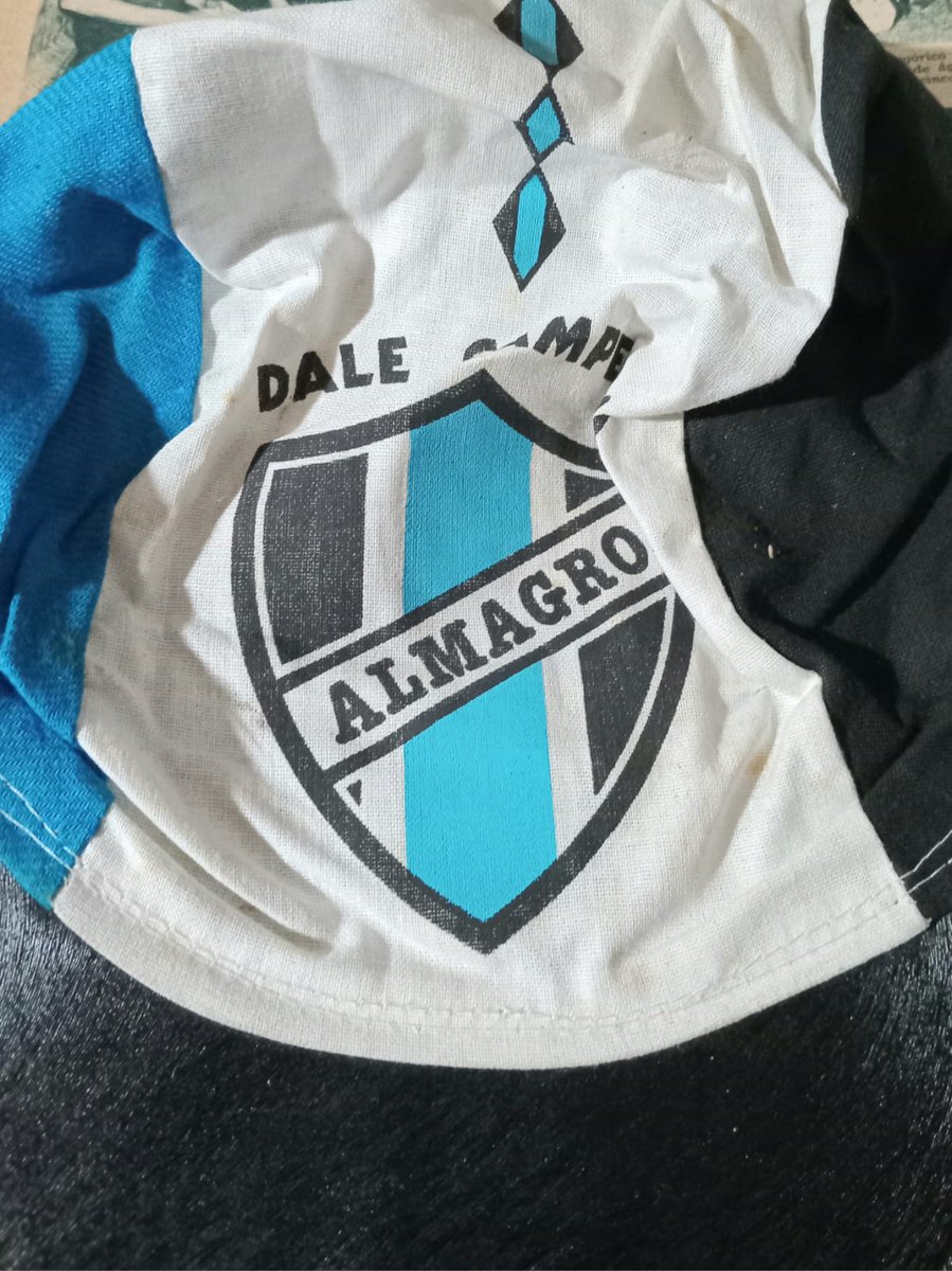 Proseguimos con la galería de muestras de gorros banderines, vinchas y otras rarezas para estas épocas.En este caso un gorro del club Almagro de la década del setenta.Bienvenida la opinión de los 
expertos en el tema.