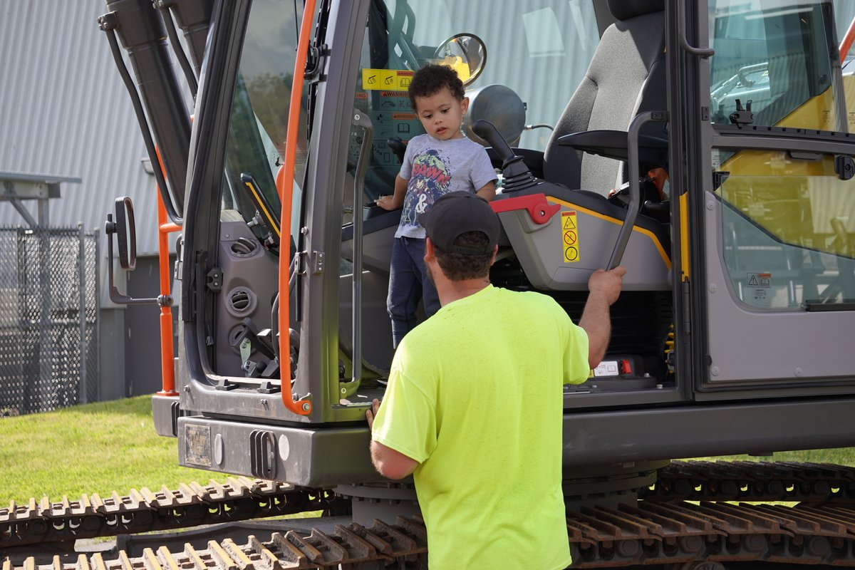 TownofWindsorCT's tweet photo. Kicking the holiday weekend off by sharing some smiles from yesterday's Public Works Open House event. https://t.co/23H139yfMy