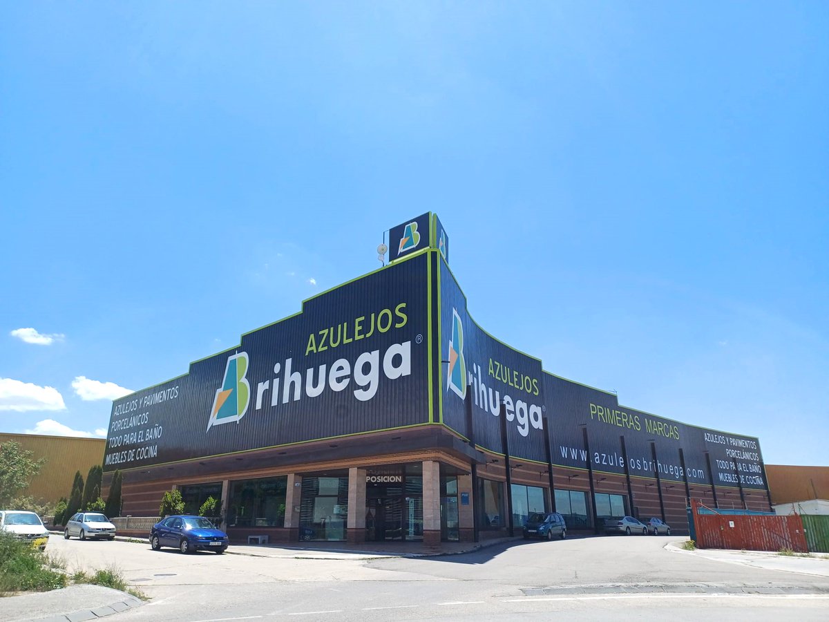 AZULEJOSBRI's tweet photo. Teníamos ganas de enseñaros la renovación de los exteriores de nuestro showroom de Torija, con los colores y la imagen actual de #AzulejosBrihuega 💚

¡Nos encanta el resultado! 🥰

¿Os gusta? https://t.co/WJzWtIhrFp
