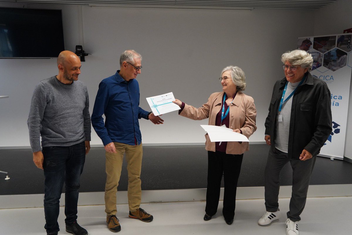 CICAUDC's tweet photo. La jornada finalizó con la entrega de premios a aquellas publicaciones #openscience con más impacto siendo reconocidos @AlexCriado de @NanoSelfLab , Roberto Bao y @armandherndz de @GRICA_UDC y @paco_fblagar1 de @girblanco1 https://t.co/ZD4qvfU877
