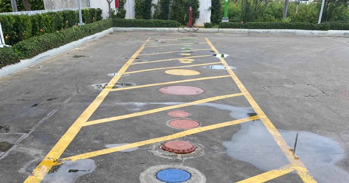 munizenrique's tweet photo. San Pedro de Macorís: Vale, lo reconozco, las fotos están hechas en una gasolinera (o sea, una bomba), pero no podía dejar pasar la oportunidad de mencionar que pasé por allí y, claro, me tomé un guavaberry al ritmo de Juan Luis Guerra (aunque… https://t.co/QsBrrhbSN9 https://t.co/iY8BlrzCtB