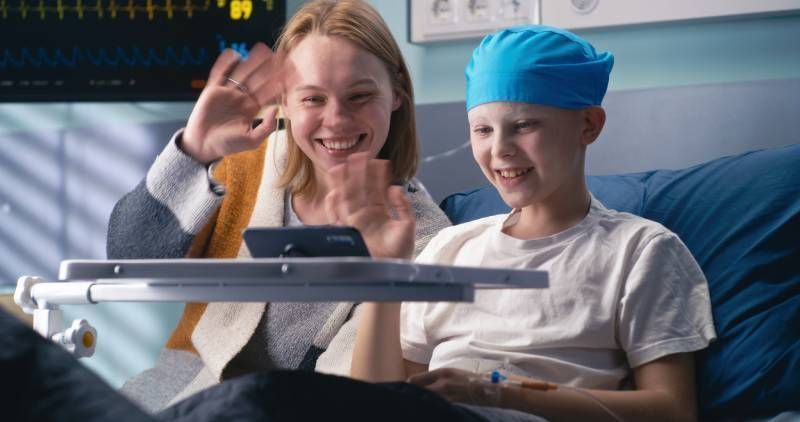 👋 Integrating community-provided psychosocial support videos into nursing care can benefit pediatric patients with cancer, according to research by @rsemerci34 of @kocunv and colleagues. ➡️ Learn more: buff.ly/3uhdVdc