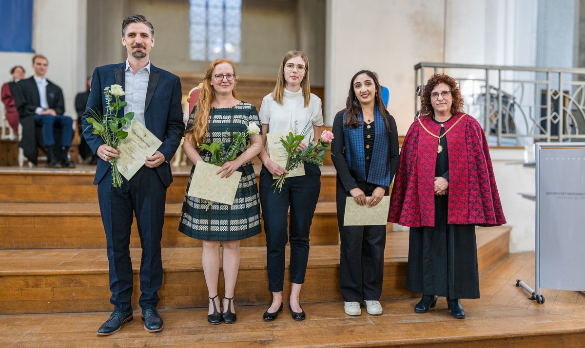 Verleihung der #AkademischenGrade im Dom Greifswald: Seit Juni 2023 wurden insgesamt 16 Habilitationen und 186 Promotionen erfolgreich abgeschlossen. Herzlichen Glückwunsch! #UniGreifswald