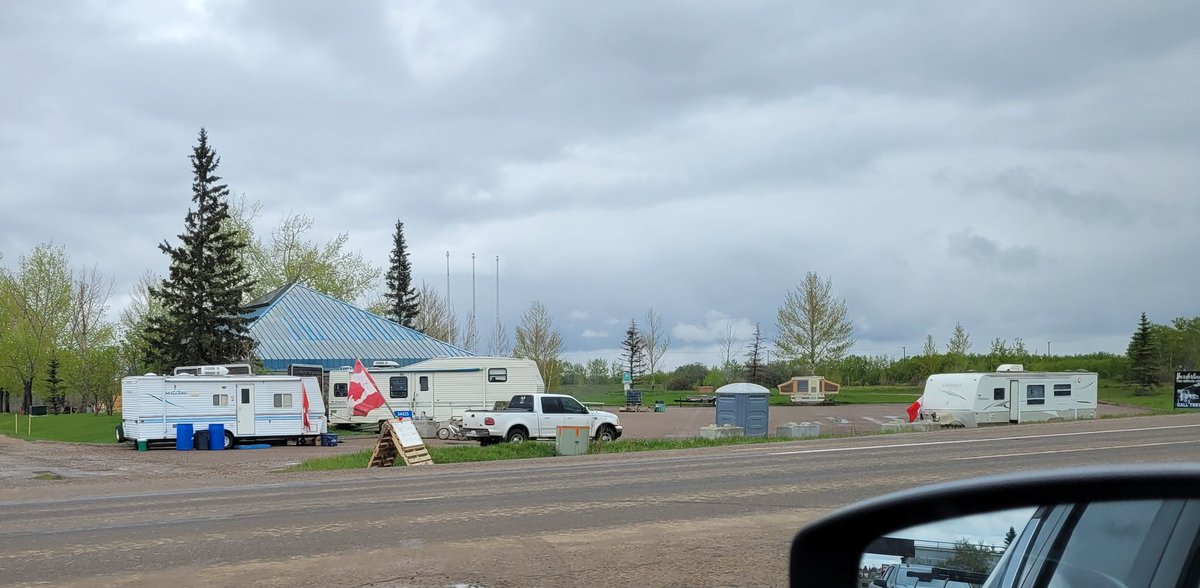 The Lloydminster protest camp 'Chudminster' on Thursday afternoon. Way more flags and signs than people. 
@sisuvanhell @TheBreakdownAB #chudminster #AxeTheTax #freedumb #convoywatch