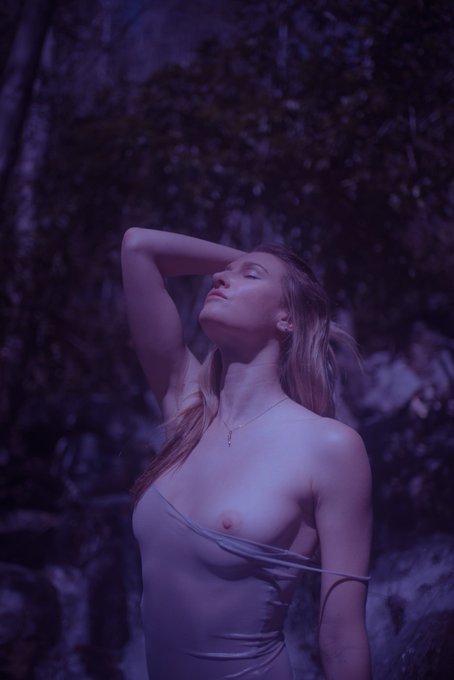 Retweet if you like a little Friday nip slip 😜 #friday #nip  Ph: @FaustenbergVon https://t.co/Y06Fk9<a href="/tag/friday"class="tags"><span>#friday</span></a><a href="/tag/nip"class="tags"><span>#nip</span></a>