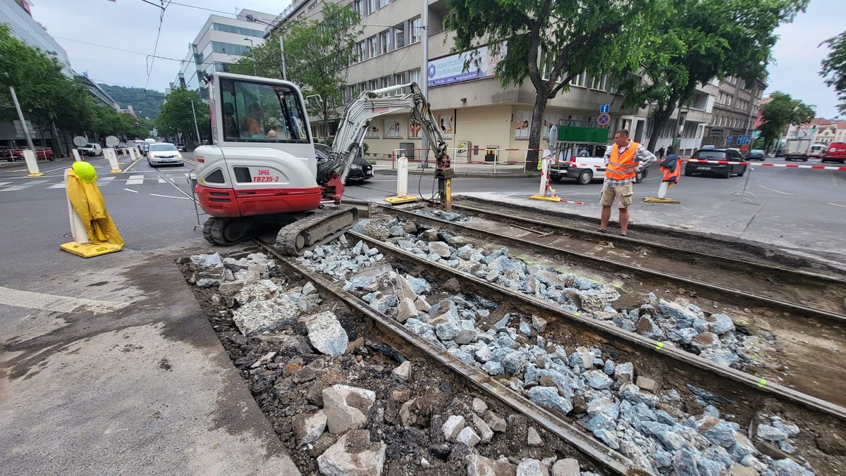 👷‍♂️ 𝗞𝗔𝗩𝗘𝗥𝗡𝗔 V RADLICKÉ ULICI | Máme bohužel špatnou zprávu: vzhledem k velikosti kaverny bude havarijní oprava v Radlické ulici náročnější a zabere nám ještě pondělí. 🚋 📸 Podívejte se na fotky, jak to aktuálně vypadá pod tratí. ✅ Dobrou zprávou ovšem je, že současnou