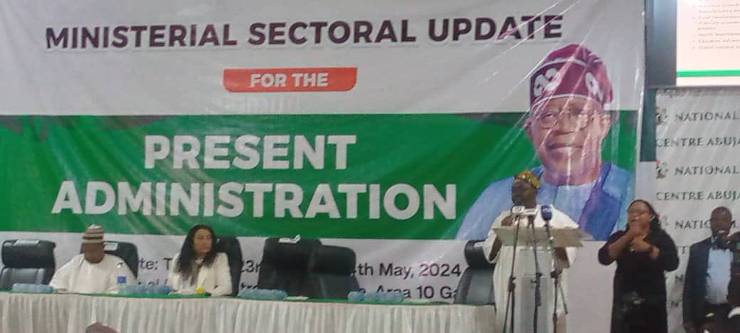 Danny_yelll's tweet photo. The minister of power @BayoAdelabu spoke as well as he could during the Ministerial sectoral update  briefing but the big question is has electricity improved over the last year?.. Your guess is as good as mine! https://t.co/sF8GFUf1VQ