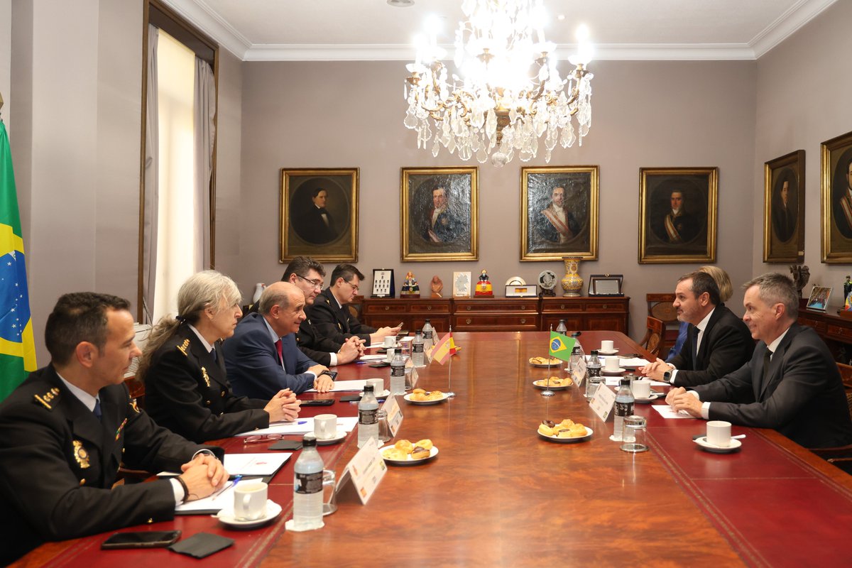 El director general de @policia ha recibido hoy a su homólogo de la Policía Federal de #Brasil, el comisario Andrei Augusto Passos Rodrigues en una reunión  para seguir estrechando la colaboración entre las Policías de ambos países🌏

#CooperaciónInternacional