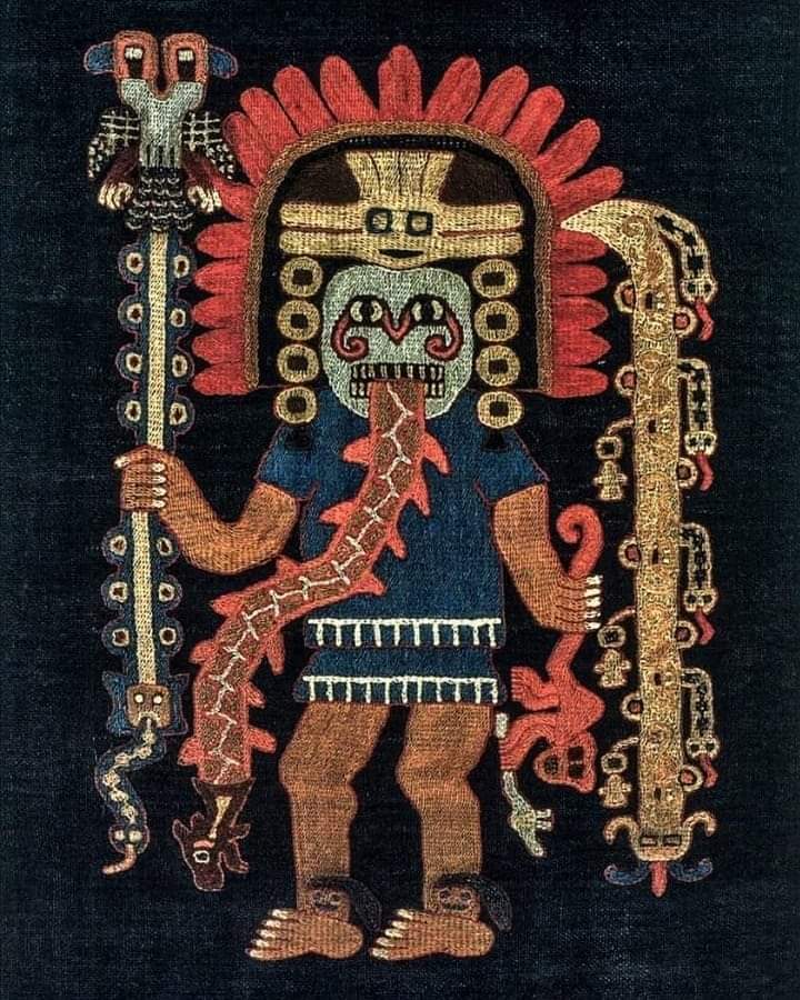 1/2
Dios Kon representado en el bordado de un tejido de la cultura Paracas del periodo Necrópolis. 

Kon fue el antiguo dios de la costa sur peruana. Adorado como el creador del mundo por las culturas Paracas y Nasca, lo representaban en finos tejidos y cerámicas policromadas.