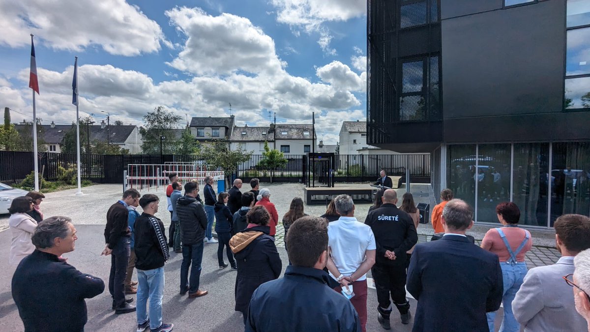 #Hommage | ⚫️ Le secrétaire général adjoint de la préfecture d'#IlleEtVilaine et les agents de la préfecture rendent hommage au maréchal des logis-chef Nicolas Molinari et au major Xavier Salou, décédés dans l’exercice de leurs fonctions en Nouvelle-Calédonie.