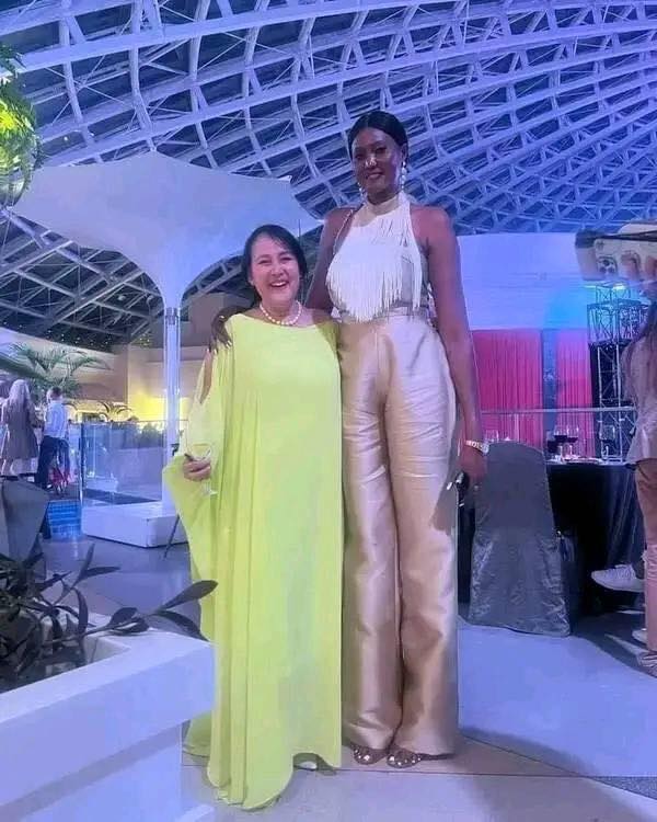 World's Tallest Beauty Queen from South Sudan 🇸🇸 Aheu Deng, who stands at 6 feet 5 inches (1.96 m) tall, remains the tallest documented beauty queen ever to take part in any Grand Slam or beauty pageant. Her feat has been submitted to the Guinness World Records for inclusion