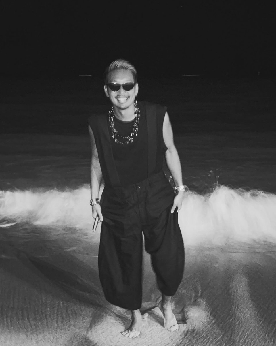 yuta__tokyo's tweet photo. the sea at night
The starry sky was clear and beautiful.
clothes: #commedesgarcons  accessories: #satokooishi 
Waikikiの海沿いを夜中に散歩したら星空がすごく綺麗でし
た
#
#sea #waikiki #Hawaii https://t.co/f5YARJSbdF