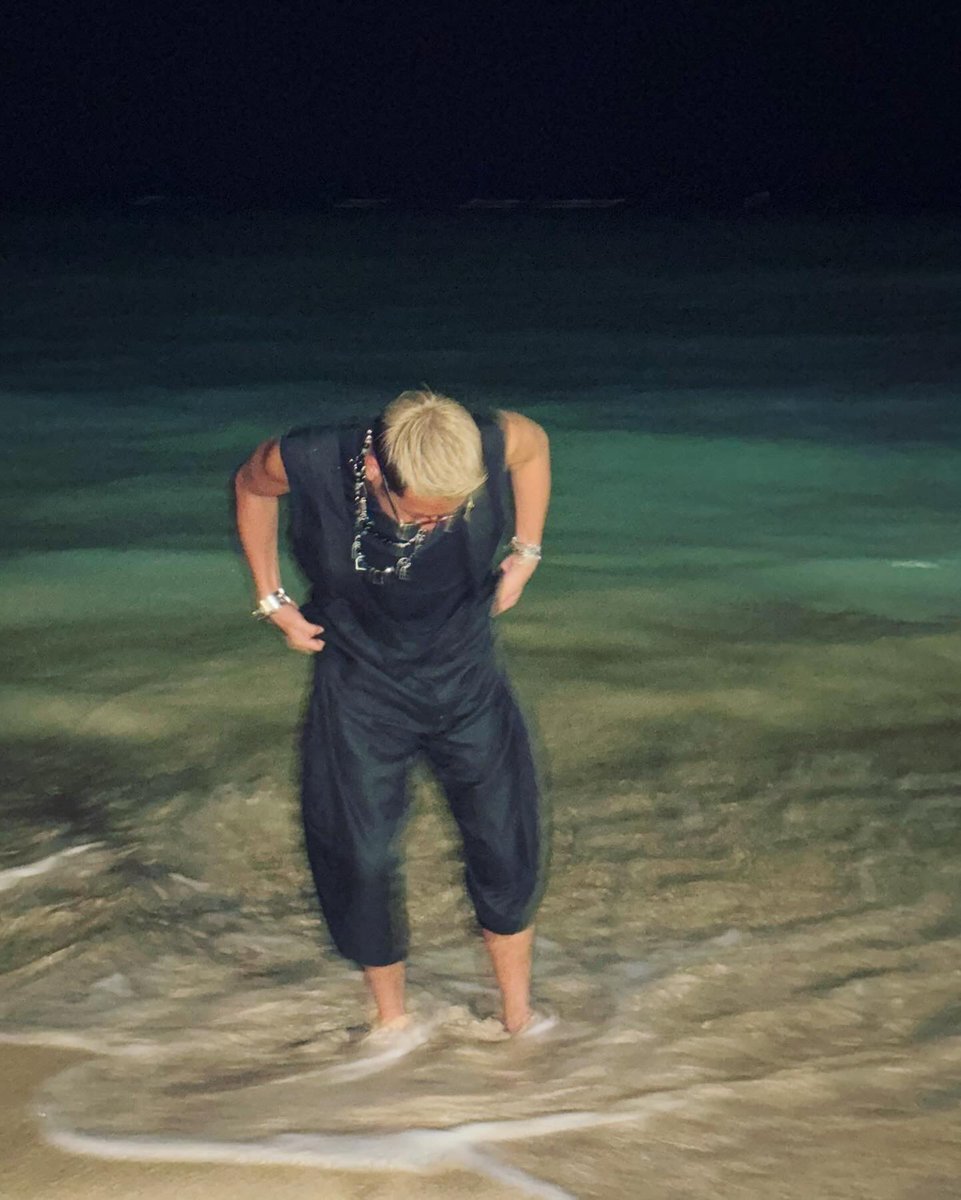 yuta__tokyo's tweet photo. the sea at night
The starry sky was clear and beautiful.
clothes: #commedesgarcons  accessories: #satokooishi 
Waikikiの海沿いを夜中に散歩したら星空がすごく綺麗でし
た
#
#sea #waikiki #Hawaii https://t.co/f5YARJSbdF