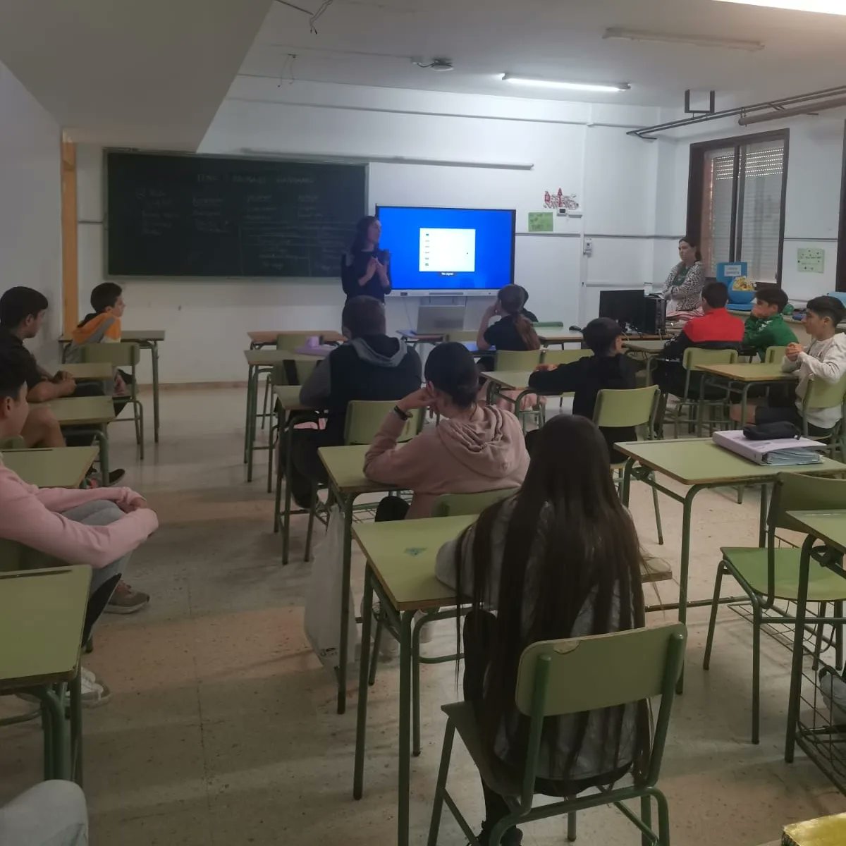 IESARRABAL's tweet photo. Esta semana l@s alumn@s de 2°ESO han realizado un taller sobre Nuevas formas de Fumar, impartido por técnicos de FAD. El objetivo del taller es concienciar a los adolescentes la peligrosidad de recurrir a cualquier tipo de fumar, como vapers, cachimbas, cigarrillos o maría. https://t.co/uJk5lMVS8l