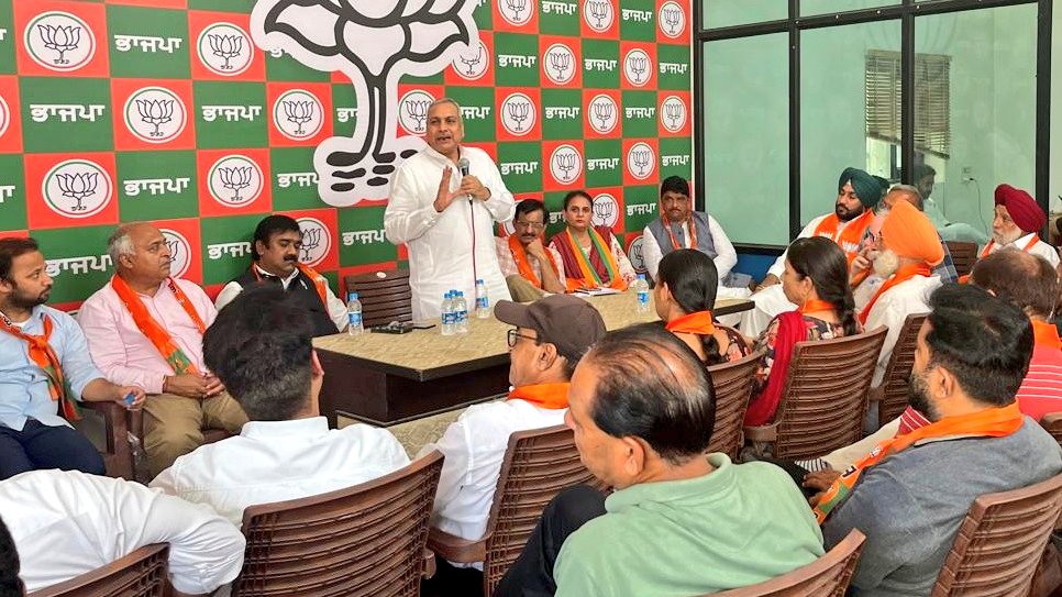 पटियाला लोकसभा क्षेत्र के अंतर्गत पटियाला जिले की दोनों विधानसभा के प्रमुख कार्यकर्ताओं के साथ बैठक कर 1 जून को सर्वाधिक मतदान करवाने को लेकर विचार साझा किये।

कार्यकर्ताओं ने मुझे आश्वस्त किया कि वे भाजपा प्रत्याशी श्रीमती परनीत कौर जी को प्रचण्ड मतों से जिताएंगे।
<a href="/BJP4Punjab/">BJP PUNJAB</a>