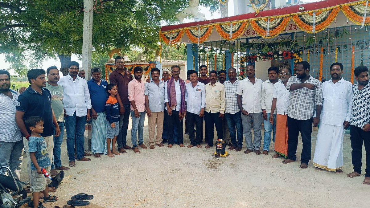 NarsaiahBoora's tweet photo. భువనగిరి నియోజకవర్గం:

వలిగొండ మండలం ఆరూరు గ్రామం లో  CN Reddy గారి ఆధ్వర్యంలో నిర్వహించిన దుర్గాపూజ ఉత్సవాల్లో పాల్గొనడం ఆనందంగా ఉంది. ఆపదలు తొలగించే దుర్గమ్మ వారి దివ్య ఆశీస్సులతో ప్రజలందరూ సుఖసంతోషాలతో వర్ధిల్లాలని కోరుకున్నాను. https://t.co/Kcs4V4Z9My