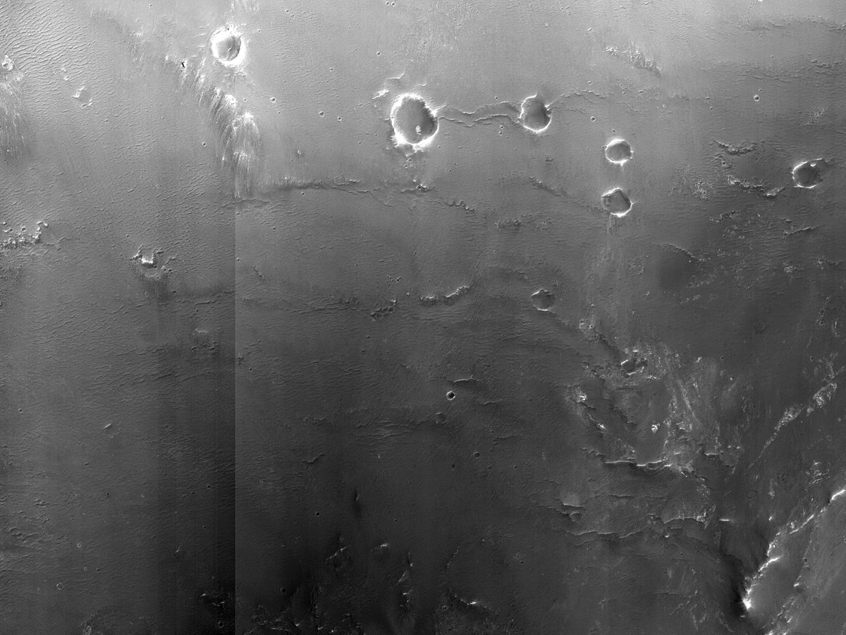 HiRISEPortugues's tweet photo. Terreno escuro em uma cratera próxima à região de Mawrth Vallis

número: ESP_037017_2015
data de aquisição: 19 junho 2014
altitude: 284 km

https://t.co/G9hkg4VVlp
NASA/JPL-Caltech/UArizona
#Marte #NASA #ciência #português https://t.co/R5wQITanay