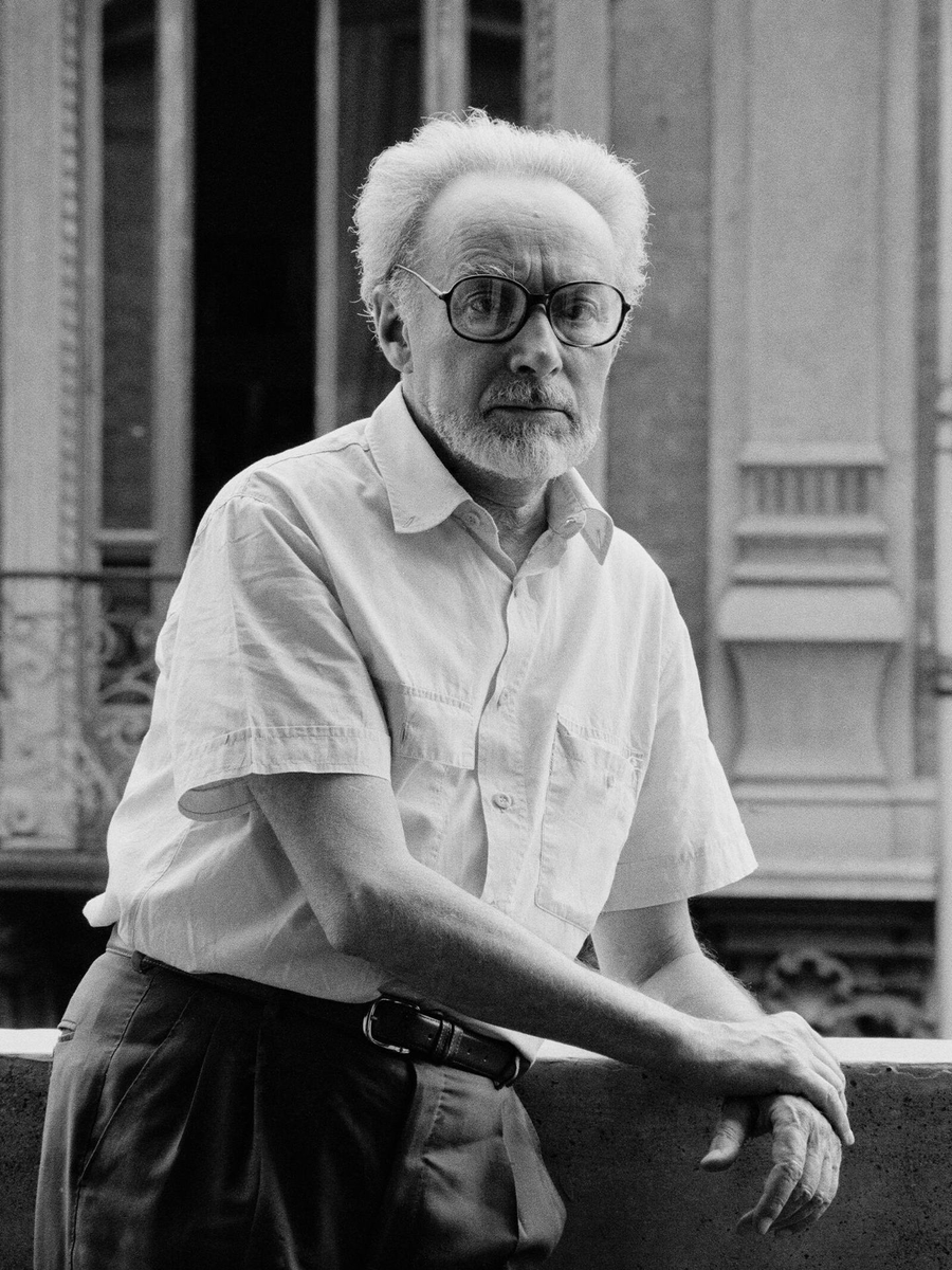 Primo Levi y la lectura:

"He leído mucho porque pertenezco a una familia en la que leer era un vicio inocente y tradicional, un hábito gratificante, una gimnasia mental, un modo obligatorio y compulsivo de rellenar los tiempos muertos, y una especie de fata morgana en la