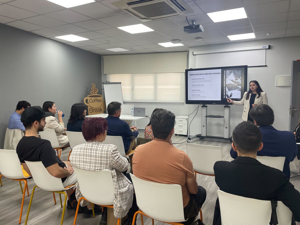cinkventuring's tweet image. ¡Ayer nuestro equipo gestor del @viverosanblas se sumergió en una sesión de Pitch Tank y ¡fue espectacular!

💥Las mentes emprendedoras brillaron al presentar sus ideas y recibir valioso feedback: preguntas del público, evaluaciones detalladas y votos de viabilidad.

#PitchTank