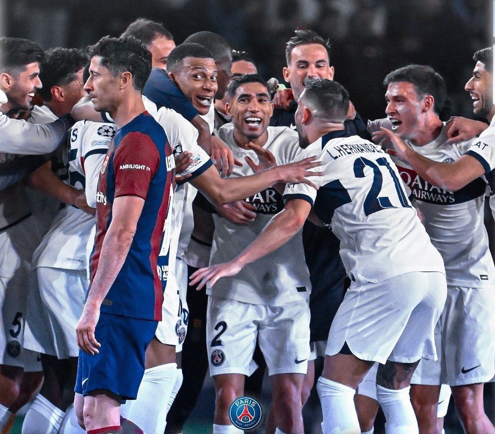 MediaParisien's tweet photo. 😂 Cette photo du PSG face au Barça est légendaire. https://t.co/GfWbp1vzCR