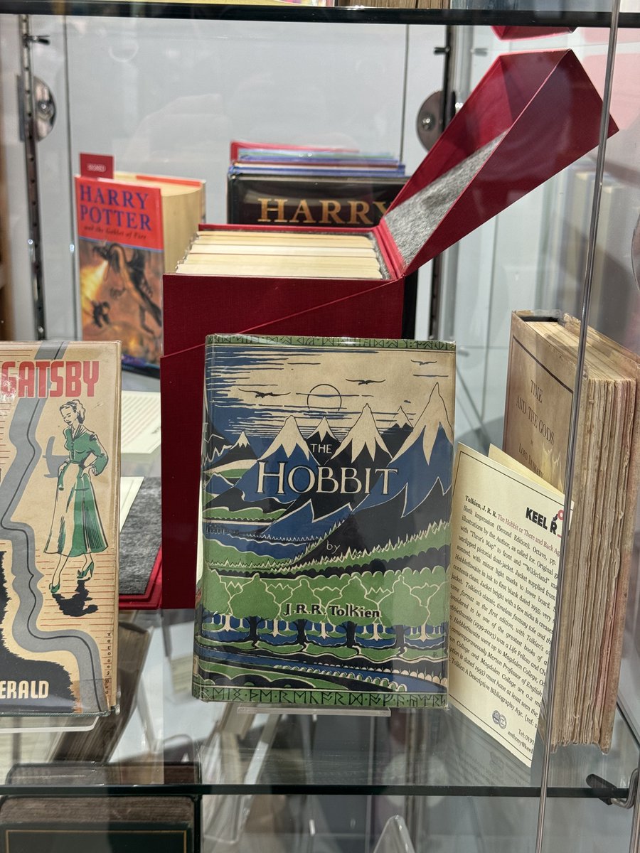 Tolkien even drew the dust jacket. I saw this more pristine 1st edition in @keelrowbookshop at @firstslondon last week. I wonder how much they sold it for? 

bbc.co.uk/news/articles/…