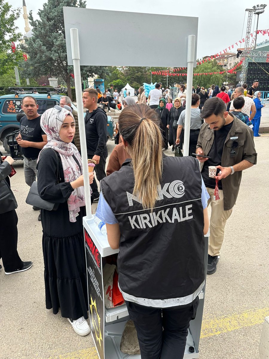 kirikkalepolis's tweet photo. Bir Defadan Çok Şey Ölür‼️
#KaleFest 2024 etkinliklerine katılan vatandaşlarımıza UYUMA uygulamasını tanıtarak “En İyi Narkotik Polisi Anne" ve “Narko Gençlik” projeleri kapsamında bilgilendirmeye devam ediyoruz.
@EmniyetGM @NarkotiksmDB @TC_kkalevalilik #EmniyetKırıkkale https://t.co/2oO4LbumBm