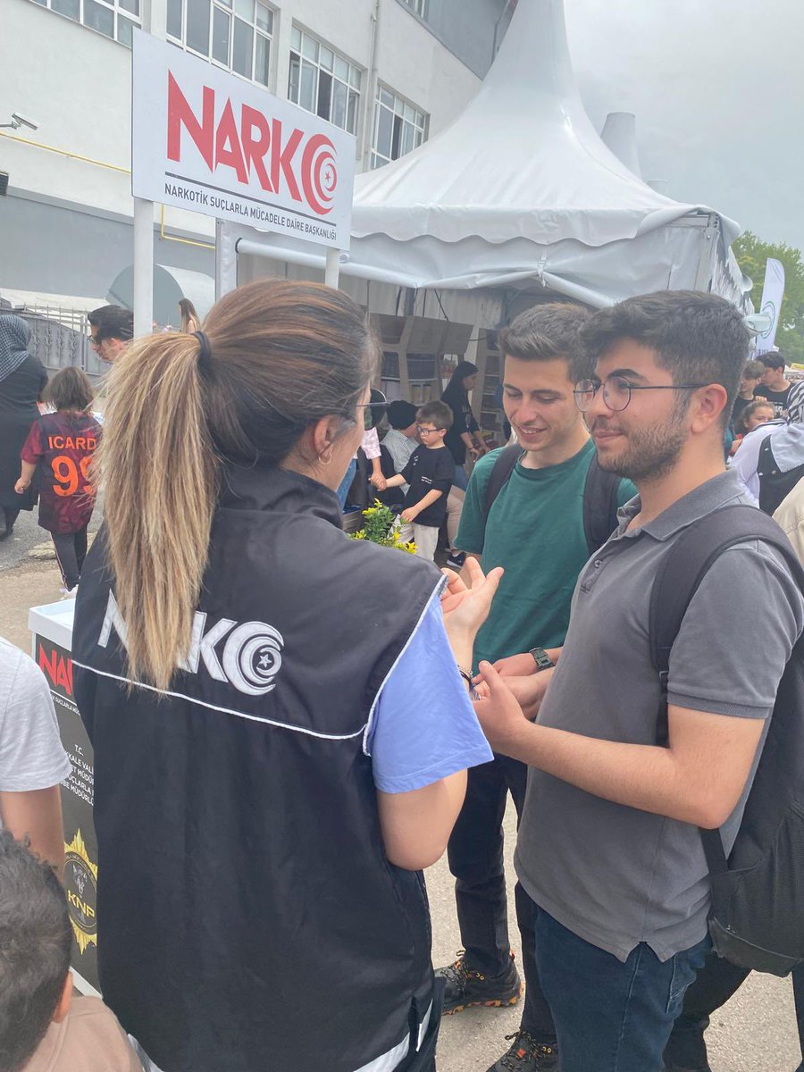 kirikkalepolis's tweet photo. Bir Defadan Çok Şey Ölür‼️
#KaleFest 2024 etkinliklerine katılan vatandaşlarımıza UYUMA uygulamasını tanıtarak “En İyi Narkotik Polisi Anne" ve “Narko Gençlik” projeleri kapsamında bilgilendirmeye devam ediyoruz.
@EmniyetGM @NarkotiksmDB @TC_kkalevalilik #EmniyetKırıkkale https://t.co/2oO4LbumBm