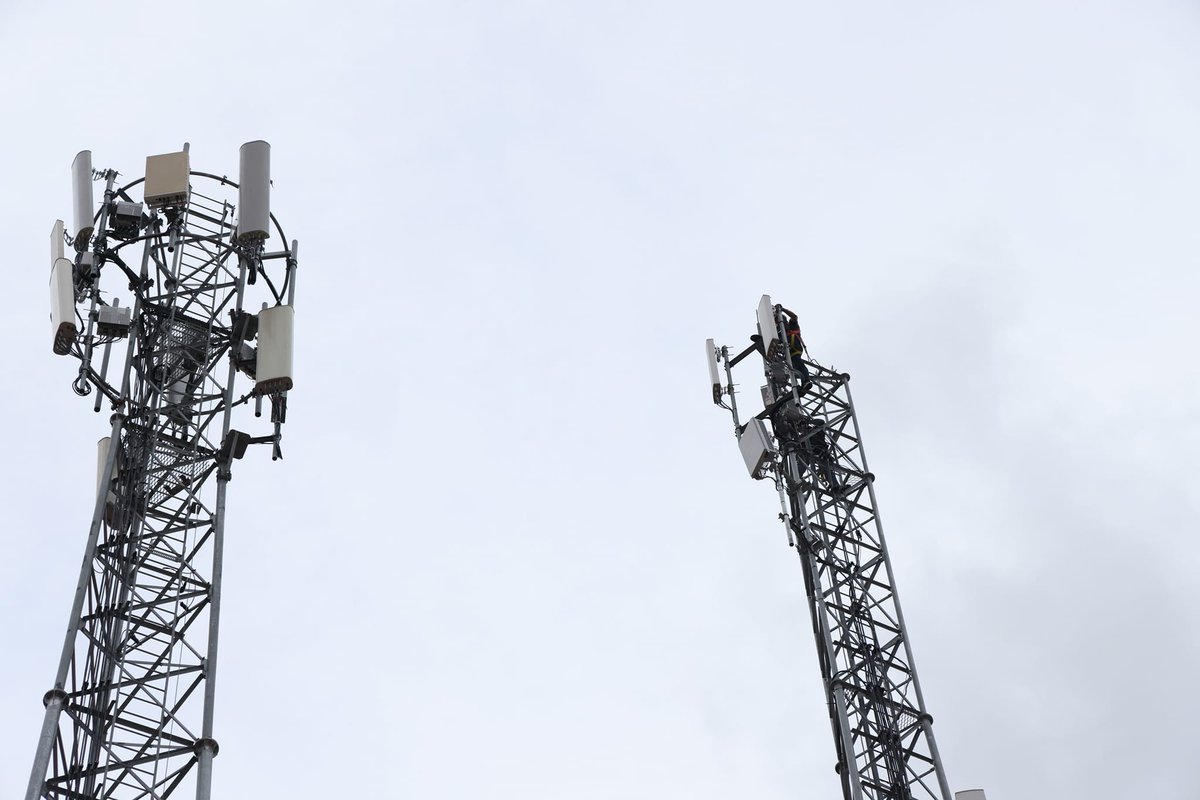 Yozzo's tweet image. #NBTC visits Aranyaprathet and finds more mobile base stations having their cells aimed at Cambodia, with some not even having received their license yet

prachachat.net/ict/news-15714… #pigbutchering #scamcall #fraudcalls #กสทช
