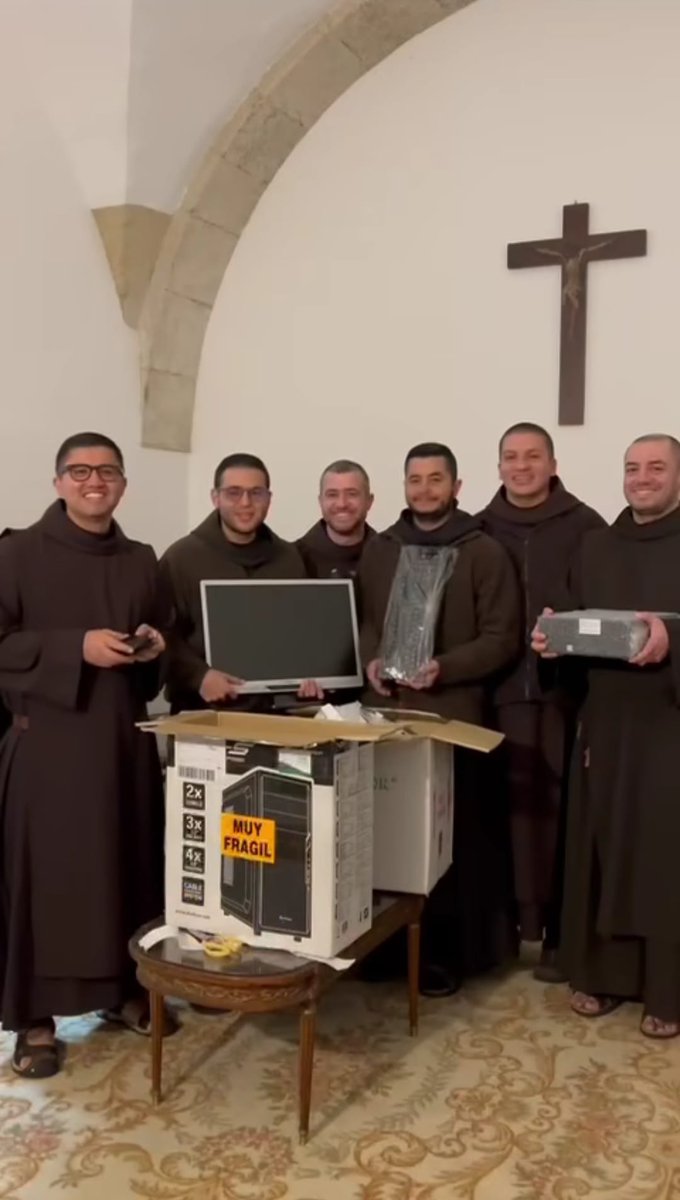 Gracias a #FundaciónDeClausura por unirse al mundo de la #Reutilizacion ¡¡¡20 veces mejor que el #reciclaje!!! Las mentes abiertas funcionan mejor con la “compañía” del #softwarelibre. Unete al mundo de la #Reutilizacion y la #economiacircular