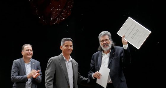 Felicidades @AbelPrieto11 por ese título de Doctor Honoris Causa en Ciencias Filológicas de la @UCLVCU que honra a quien nos ha legado una vocación de sacrificio y entereza en defensa de la Patria. Un abrazo, hermano.