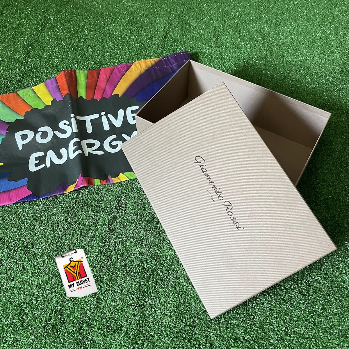 myclosetym's tweet image. Giavito Rossi Italy Authentic Empty Sturdy Brown Shoe Box Vitello White

#GianvitoRossi
#LuxuryPackaging
#DesignerBox
#ItalianFashion
#GianvitoRossiShoes
#BrownShoeBox
#AuthenticGianvitoRossi
#HighEndFashion
#FashionStorage
#DesignerStorage
ebay.com/itm/1264966400…