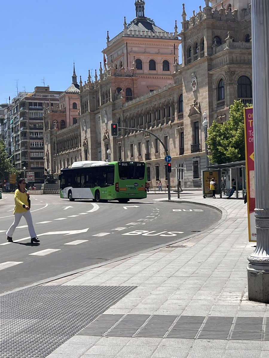 laloher6's tweet photo. @AuvasaVLL … hay algún conductor que tiene mucha prisa …. No gusta quedarse en la parada … no vaya a ser que se suba algún pasajero https://t.co/ehcppDa2ce