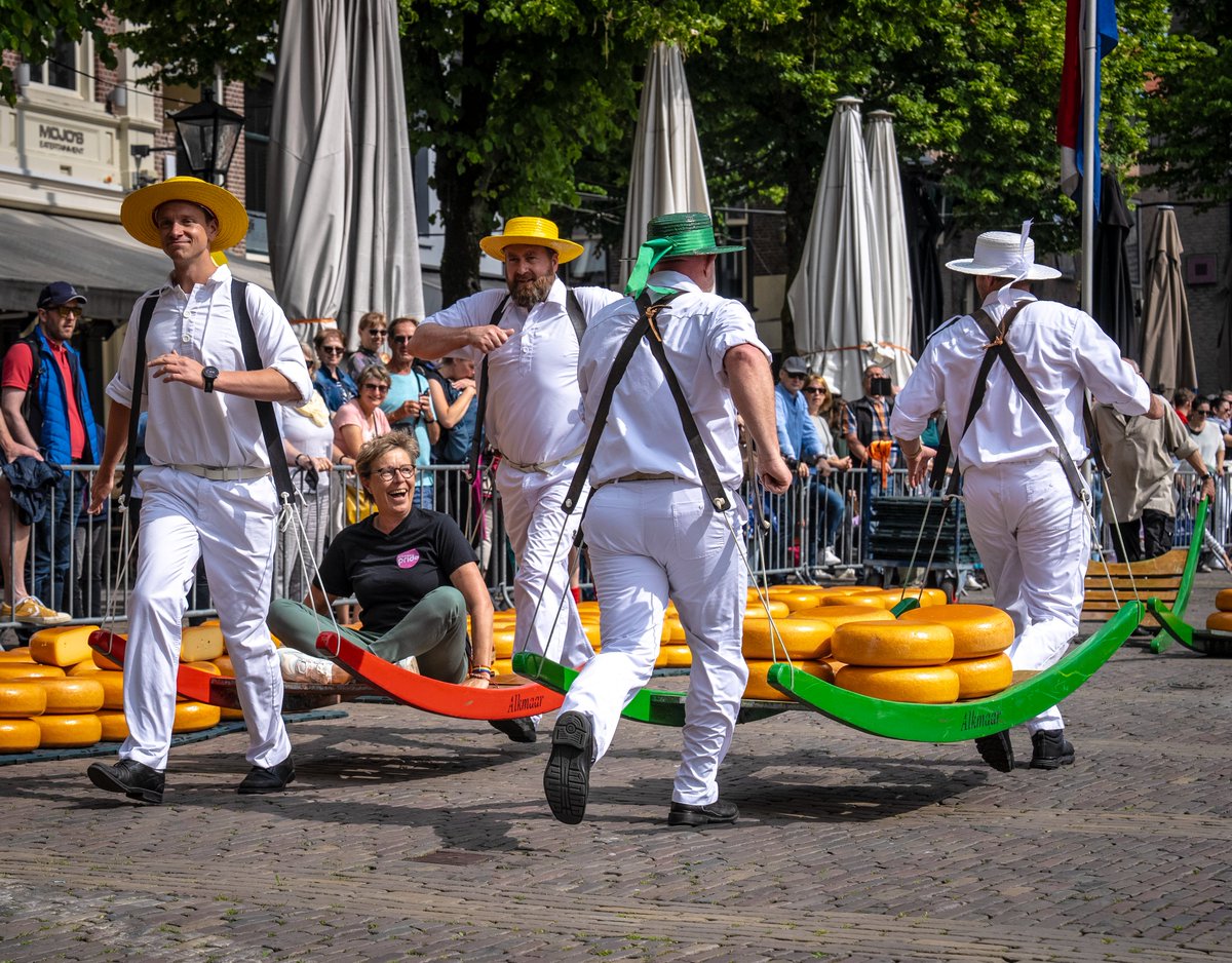 Vandaag opende Adrie Rotteveel, voorzitter van Alkmaar Pride, de Alkmaarse Kaasmarkt door de bel te luiden. Deze hele week staat Alkmaar in het teken van Alkmaar Pride. Dit jaar is het thema 'Victory is Love'. Meer info: alkmaarpride.nl  #AlkmaarPride