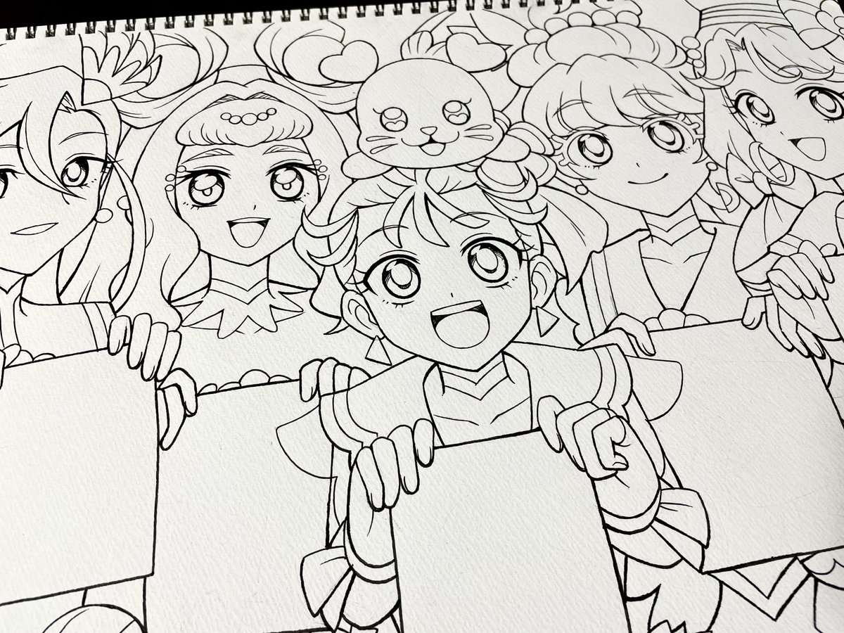 何か描いてる 