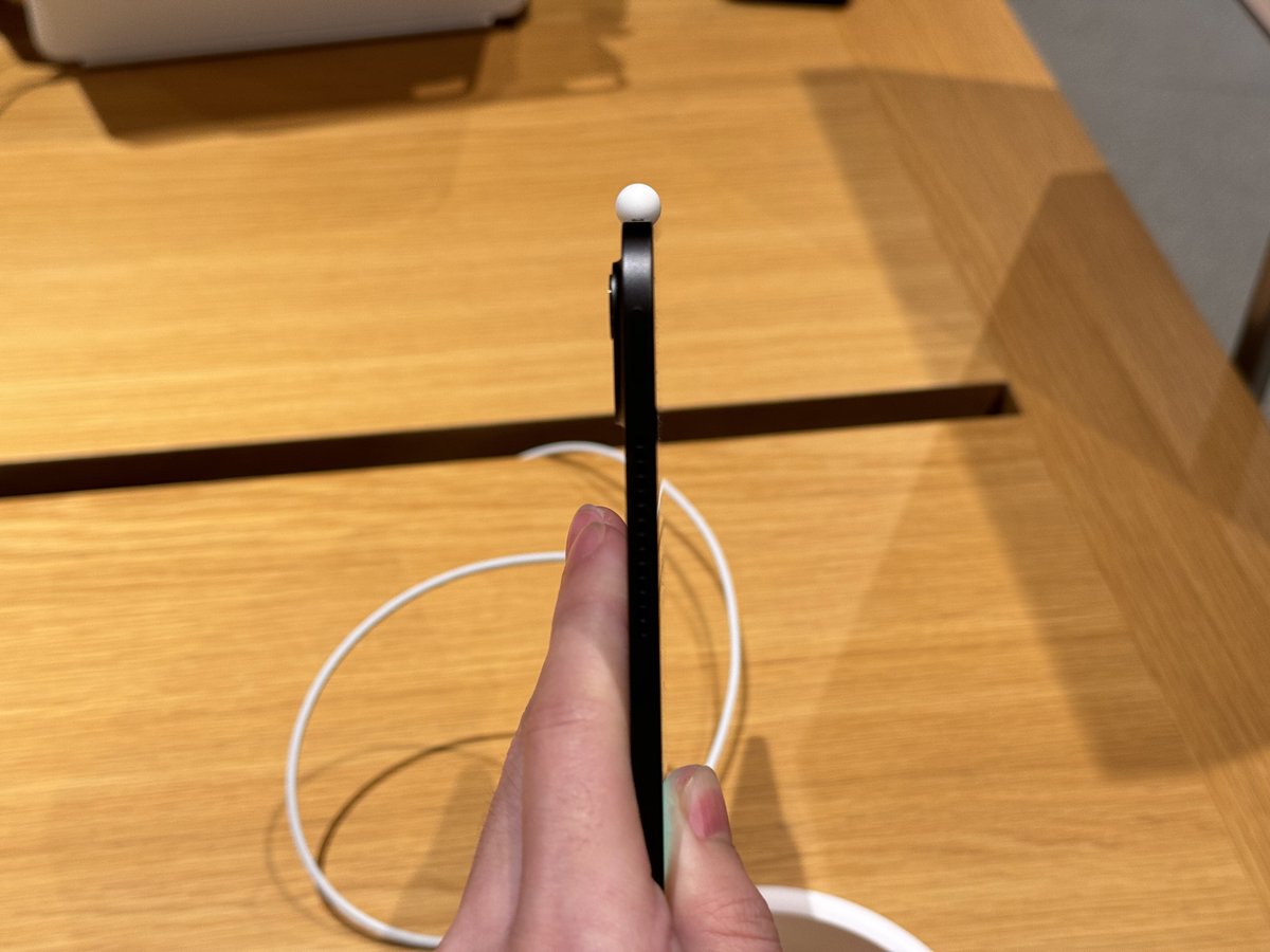บาง เพื่อใครรรรรร😭 บางกว่าหัว USB-C ของ Apple อีกกกกก แต่พอบางแล้ว เบากว่าเดิมมาก กรี๊ดดด🥹 iPad Pro M4 13'