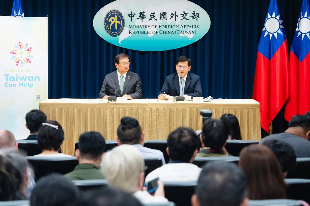 #WHA77 is around the corner, & #Taiwan🇹🇼 is still waiting for an invitation. At a joint news conference with @MOHW_Taiwan Minister Chiu, Minister @chia_lung stressed that #TaiwanCanHelp & called for global support for our participation in the @UN system, including the @WHO.