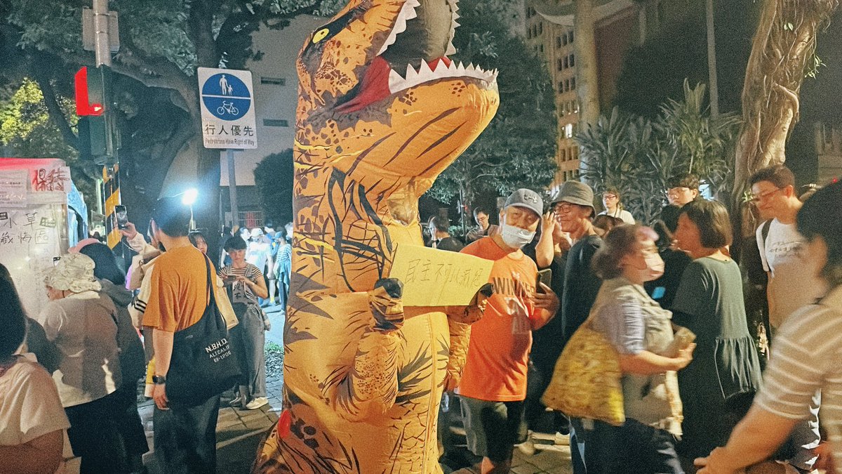 hana2549's tweet photo. 國外抗議：燒車、放火
台灣抗議：塔羅占卜、整骨、皇后、吉祥物、撿回收、發食物 https://t.co/FffMXXu5M4
