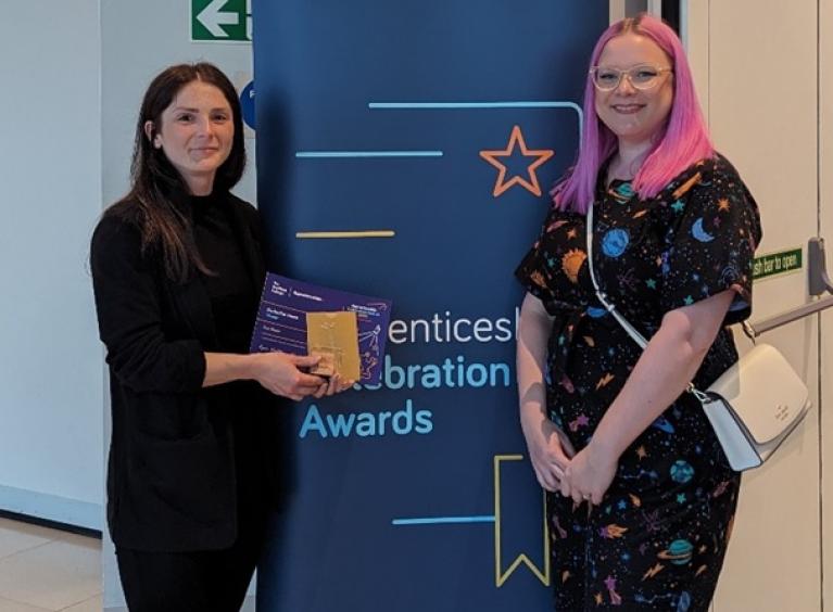 This Friday, we're giving a special shout-out to Zoe, a Pharmacy Technician at @RotherhamNHS_FT! She's been honoured with a Go Further award in the @sheffcol Apprenticeship Celebration Awards!🥳 🗣️'Zoe is a truly deserving candidate' Well done, Zoe! 👏 therotherhamft.nhs.uk/news/pharmacy-…