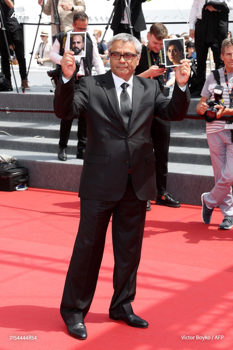 🇮🇷 🎬Le cinéaste Mohammad Rasoulof, qui vient de fuir l'Iran, a reçu une ovation debout à son arrivée dans la salle de gala du Festival de Cannes, où est projeté son film en compétition #AFP