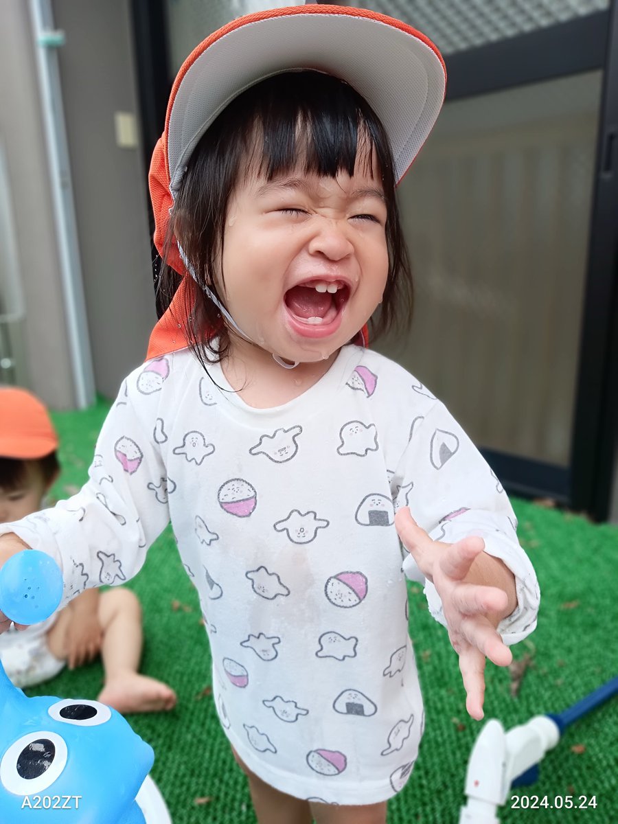 TortoiseUmejima's tweet photo. 今日は暑かったので外遊びの代わりに水遊び（温水）をしました。
#トータス保育園足立区梅島 は、小さなテラスがあるのでそこで存分に水遊びができるのです。

でもまだ5月ですよね。。。

#トータス保育園足立区梅島
#足立区認可外保育
#企業主導型保育 https://t.co/W51v2Tu2AX