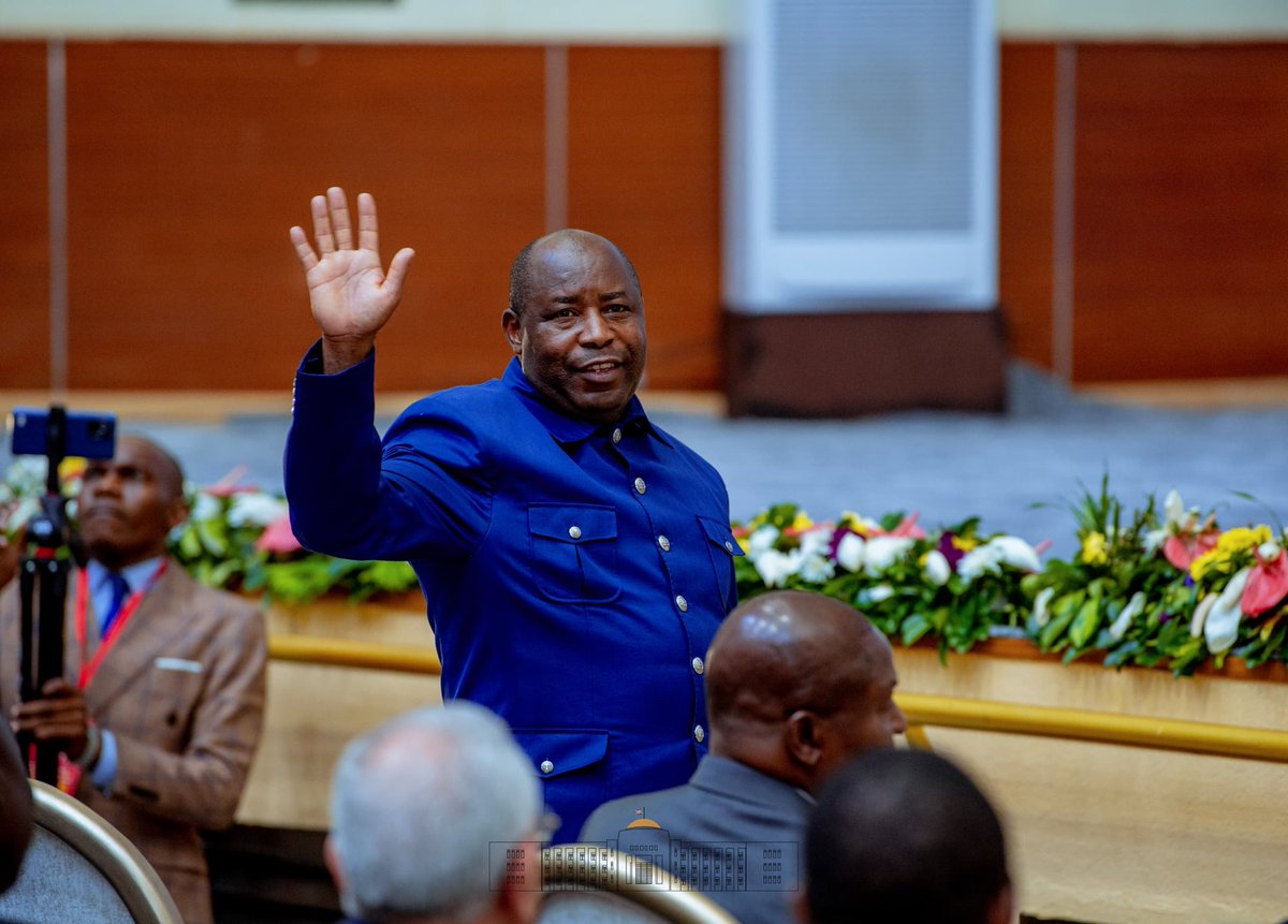 De vives félicitations et des vœux de succès transmis au nom du peuple #Burundi-ais par S.E @GeneralNeva, chaleureusement reçus par le Président de la République du #Tchad S.E @GmahamatIdi, après son investiture, dans la joie partagée de la victoire de la Démocratie au Tchad