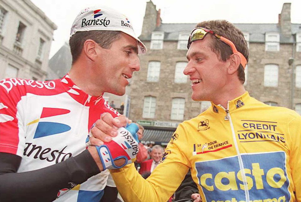 Mon maillot, mes chaussures... et puis quoi maintenant ? 😂 My jersey, my shoes... and then what now? 😂 📸 AFP #JackyDurand #MiguleIndurain #Indurain #MaillotJaune #Giro107 #cyclisme #cycling #LesRP