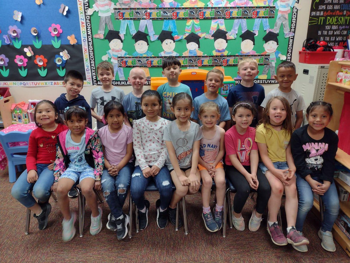LauraPost2's tweet photo. "Kindergarten was fun, but our work here is done. It's time to move on to 1st grade!" https://t.co/s9qG7lhmES